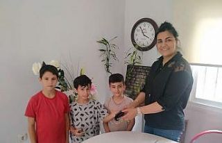 Parkta cüzdan bulan çocukları muhtar ve cüzdan...