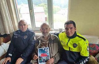 Polis trafik kuralları konusunda vatandaşları bilgilendiriyor