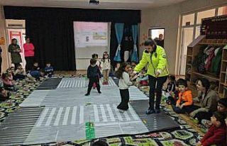 Polisler anaokulu öğrencilerini trafik hakkında...