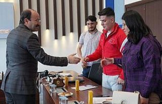 Rektör Çakmak özel gereksinimli öğrencilerle...