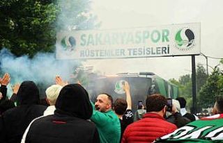 Sakaryasporlu taraftarlar, takımı derbiye meşale...