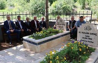 Solingen Faciası kurbanları mezarları başında...