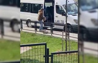 Sultangazi’de servis aracı ile parktaki şev taşlarını...