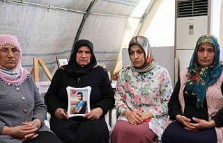 Terörün elinde olan evlatlarından ayrı Anneler...