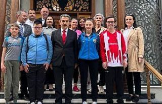 Vali Ekici başarılı sporcuları ağırladı