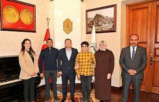 Vali Polat Türkiye 1’incisi öğrenciyi tebrik...