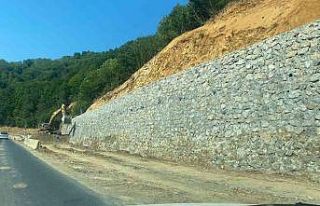 Zonguldak-Ereğli yolundaki heyelan sonrası çalışmalar...