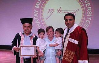 63 yaşındaki İsmail amca, 8. üniversite diplomasını...