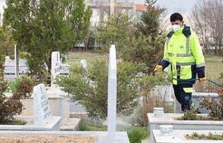 Aksaray Belediyesi mezarlıklarda bayram hazırlığı...
