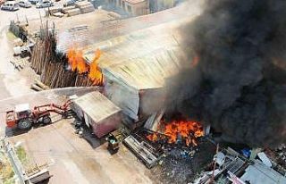 Aksaray’da kereste fabrikası alev alev yandı