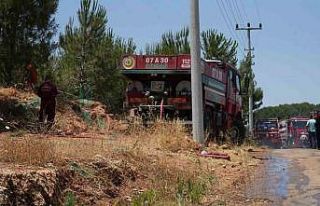 Antalya’da çıkan orman yangını ekipler ve vatandaş...