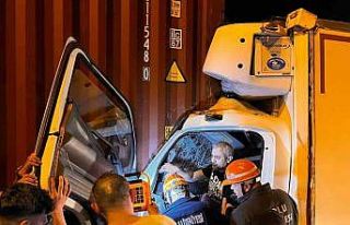 Arıza yapan tırın dorsesine çarpan kamyon saatler...