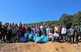 Ataşehirliler doğa yürüyüşünde atık topladılar