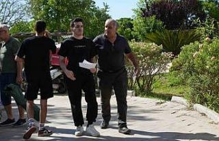 AYT’ye giren öğrencileri veliler dualarla uğurladı