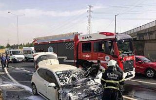 Bayram ziyareti için yola çıktığı araç alev...