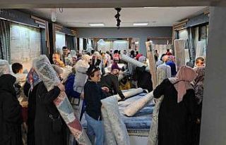 Bedava halılardan almak için yarıştılar