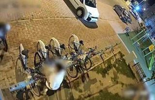 Bisiklet hırsızları önce kameraya sonra polise...
