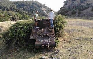 Bölge halkının ilgi odağı olan terkedilmiş tank,...