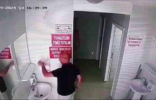 Cami tuvaletindeki sabunluğu çaldı, o anlar kamerada