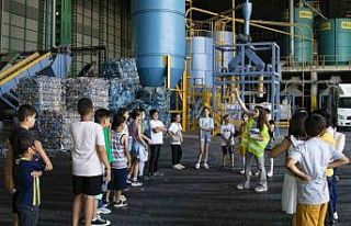 Çocuklar, atıkların sınıflandırılması ve ayrıştırılmasını...