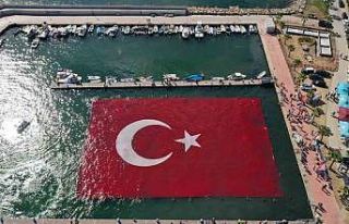 Denizde dev Türk bayrağı açıldı