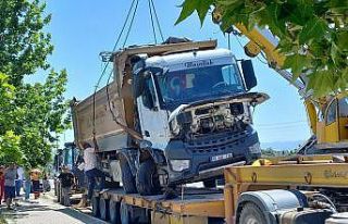 Devrilen kamyonun kapattığı İzmir-Çanakkale kara...
