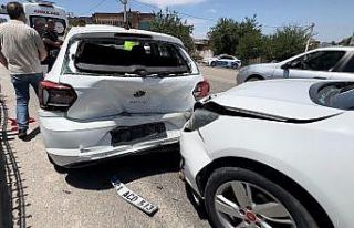 Diyarbakır’da 3 aracın karıştığı zincirleme...