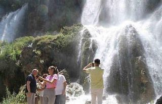 Doğa harikası şelalede hafta sonu yoğunluğu