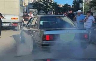 Düğün alanında aracın lastiğini yakan maganda...