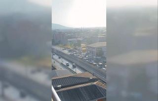 Düğün konvoyu yolu trafiğe kapattı, yüzlerce...