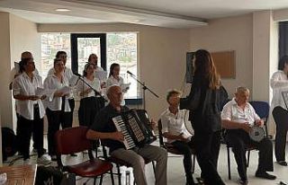 Eğitimini tamamlayan kursiyerlerden mini konser