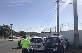 Ehliyetsiz sürücü zabıta aracıyla çarpıştı:...