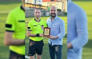 Elazığ futbolunda jübile yapan iki hakeme plaket...