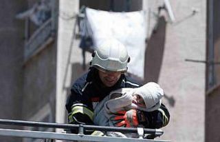 Erzurum’da apartmanın çöken merdiveni korkuttu