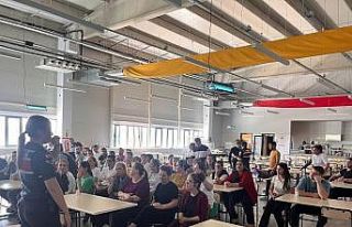 Fabrikada çalışan kadınlara KADES tanıtımı