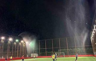 Ferahlatan futbol: Halı sahaya su püskürtme sistemi...