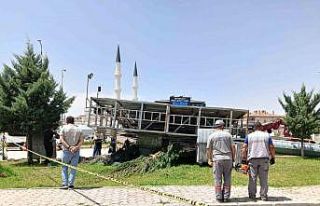 Fırtınanın devirdiği reklam panosunun altında...