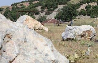 Futbol sahası ’taş sahası’ oldu