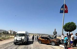 Gölbaşı ilçesinde otomobil ile minibüs çarpıştı:...