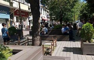 Gölgelerin altına sığınan vatandaşlar güneşli...
