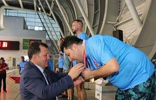 Havuzda bu kez veliler kulaç attı