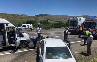 İmranlı’da otomobil yoldan çıktı: 3 yaralı