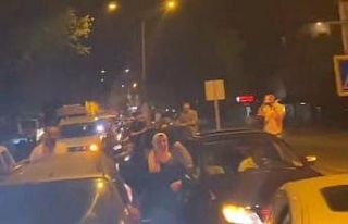 İnegöl’de yolu kapatıp çiftetelli oynadılar