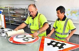 İzmir Büyükşehir, yılda 15 bin trafik levhası...
