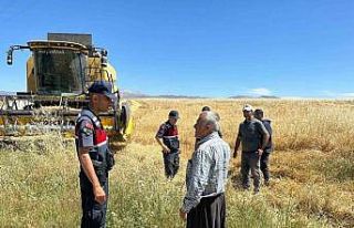 Jandarma ekipleri çiftçileri yangınlara karşı...