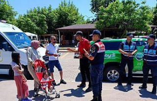 Jandarma ekipleri plajda serinleyen vatandaşları...