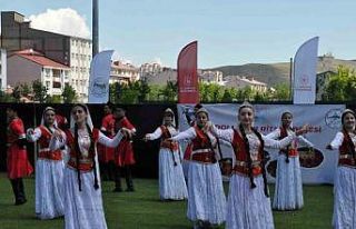 Kars’ta halk oyunları rüzgarı esti