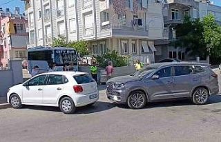 Kavşağa kontrolsüz giren otomobil kazaya sebep...