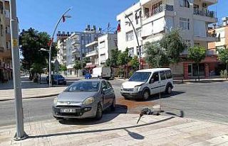 Kavşaktaki kaza ucuz atlatıldı, şiddetli çarpışmada...