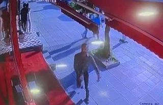 Kentin en işlek caddesinde cam kırıp telefon aldı,...
